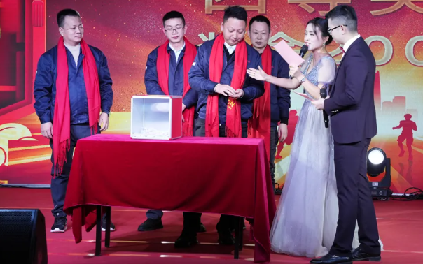 黄石开云体育-开云（中国）一站式服务官方网站
2024年终晚会：凝心聚力，共创辉煌！